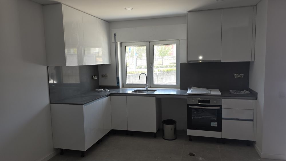 Apartamentos T2 e T3 novos com cozinha equipada e terreno exterior.