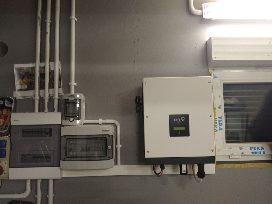 Монтаж сонячних панелей і систем резервного живлення