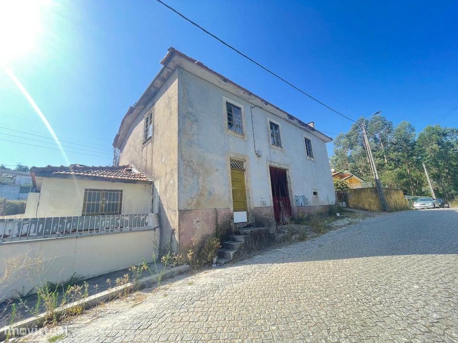 2 Moradias para restaurar, inseridas em um terreno de 2962m2, em Sandi