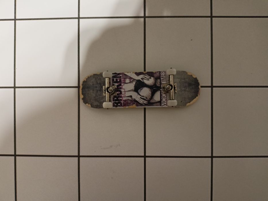 Sprzedam profesjonalnego fingerboard z lekko zdartym nadrukiem z tyłu