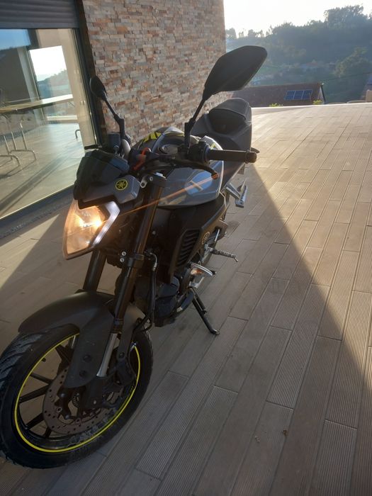 Yamaha mt 125.       .