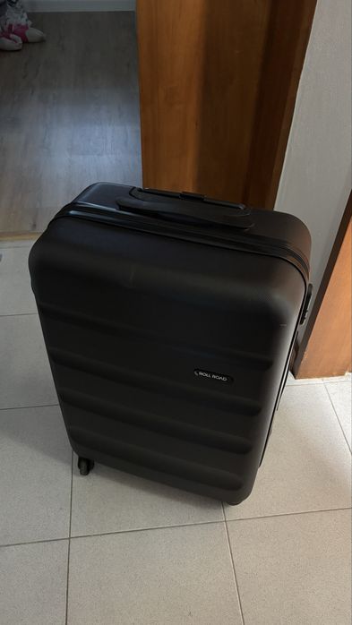 Mala viagem com algumas marcas de uso