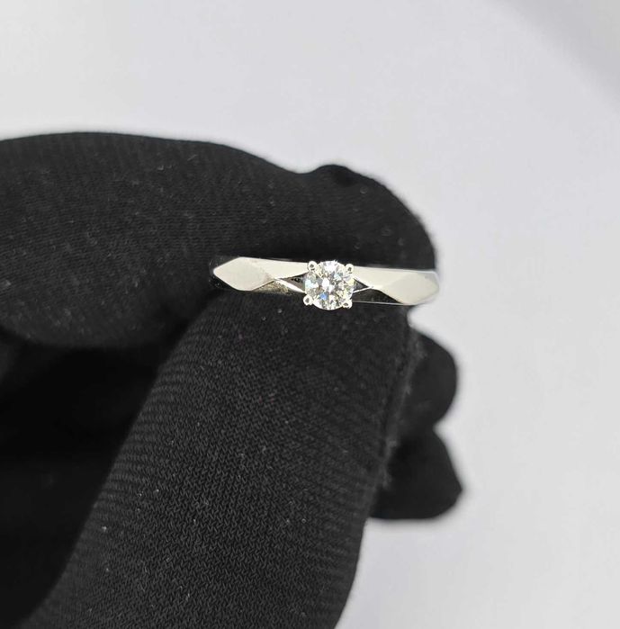 Каблучка з центральним діамантом