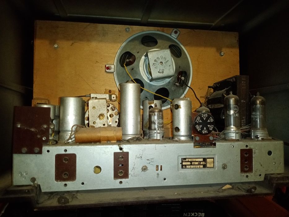 Rádio a válvulas Mediator anos 50