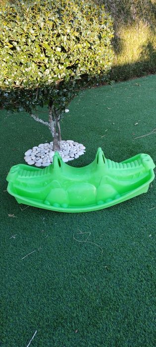 Baloiço verde para crianças.