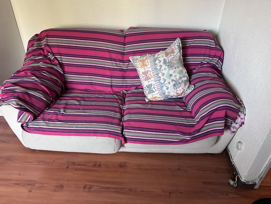Sofa de 3 lugares muito confortavel.