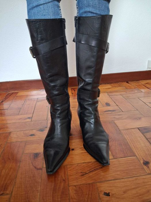 Botas em pele pretas
