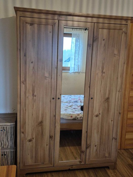 Szafa trzydrzwiowa z lustrem