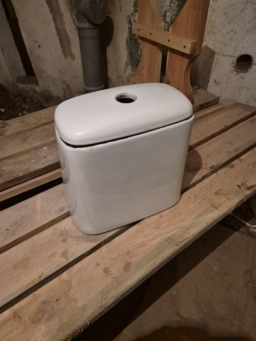 Бачек унітазу ,у відмінному стані,по центрам кріплень16 см