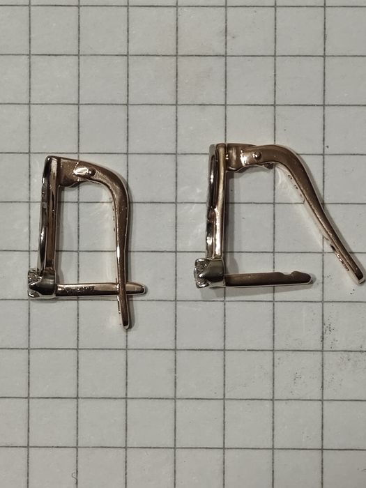 Золоті сережки з діамантами, 585 проба.