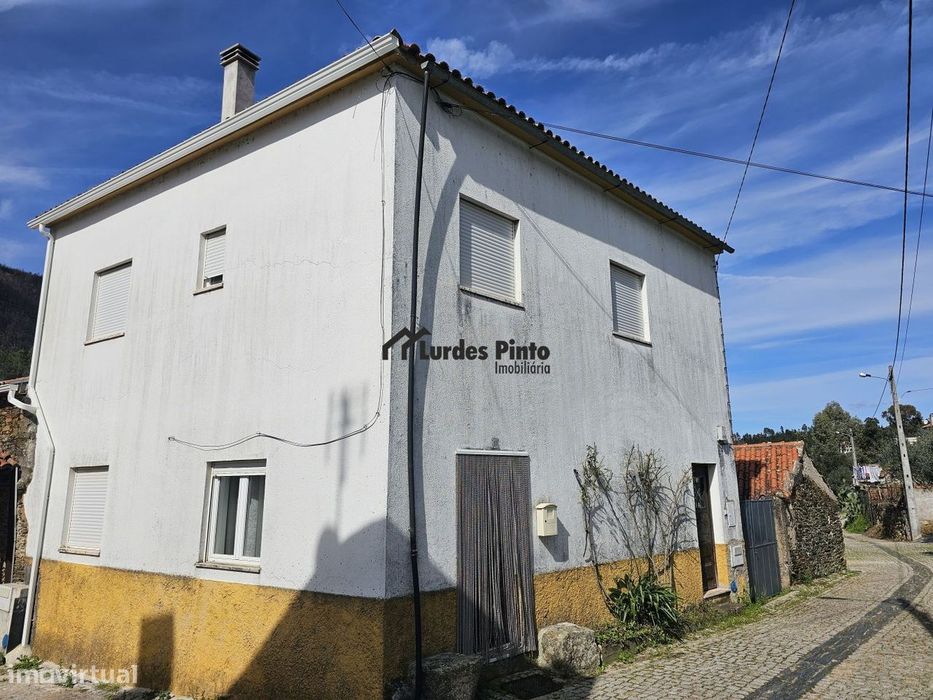 Duas moradias à beira da ribeira