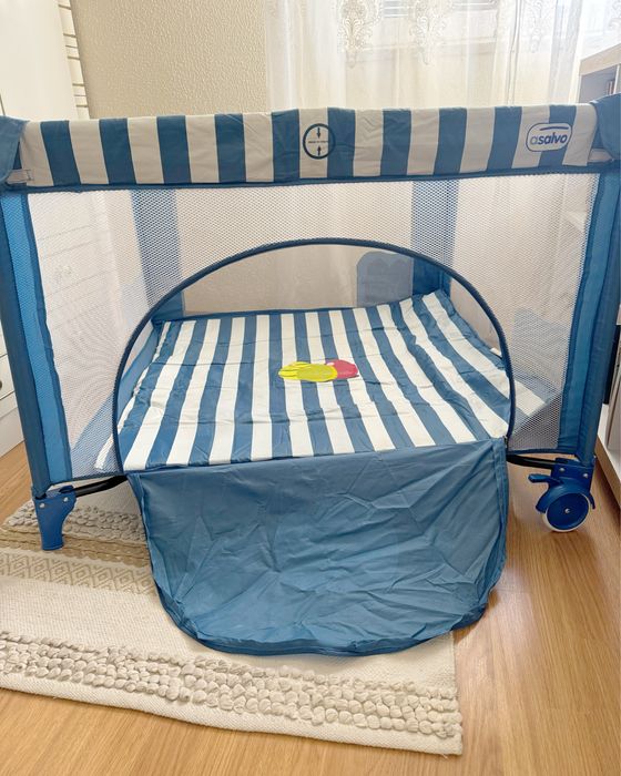 Parque infantil azul e branco