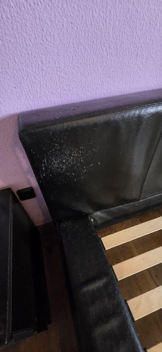 Cama preta com 2 mesas de cabeceira