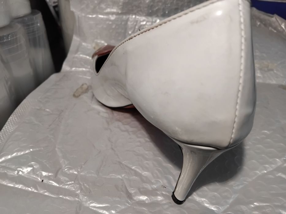 Buty z serduszkiem białe 40