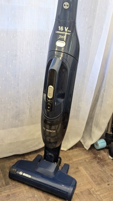 Aspirador vertical com 1 ano de uso