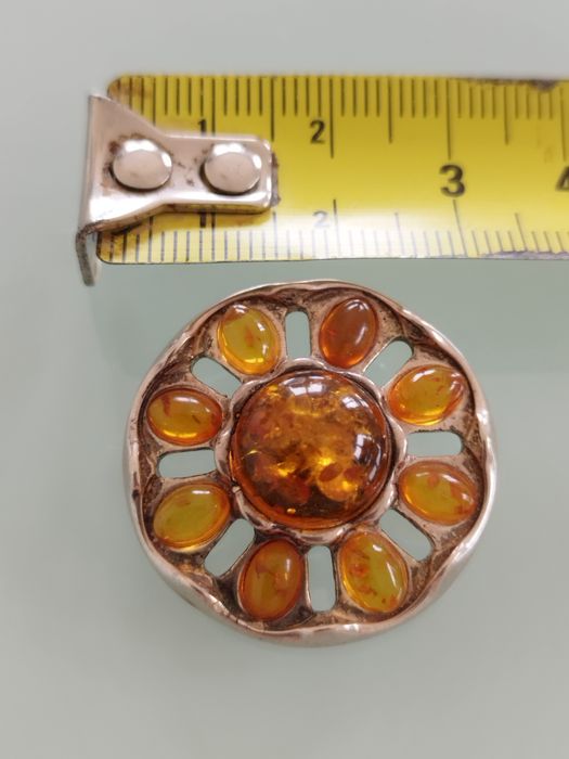 Lindo pendente vintage em prata e âmbar.