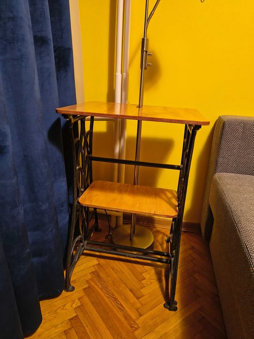 Stolik nocny z lampą