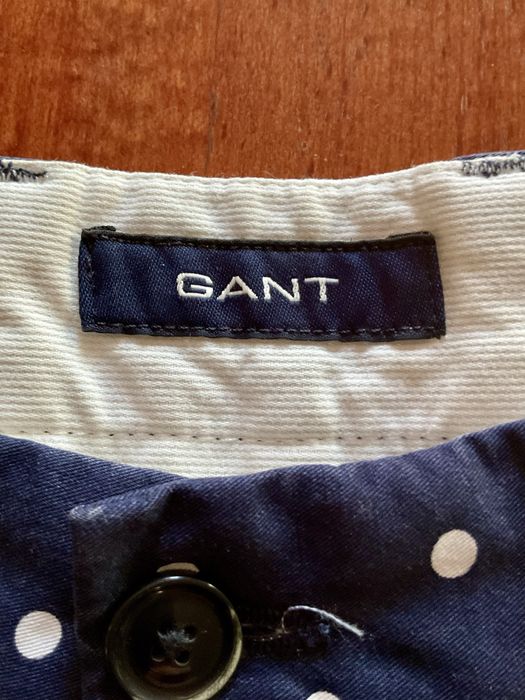 Calções Gant  em azul marinho com bolinhas brancas