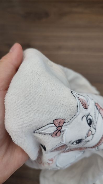 Welurowy pajacyk niemowlęcy na napy z kotkiem