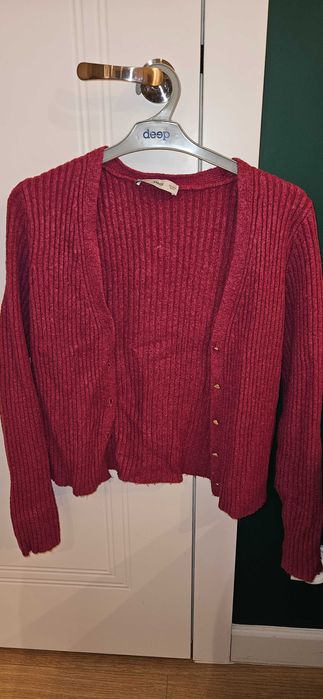 Czerwony rozpinany sweter prążkowany Mng