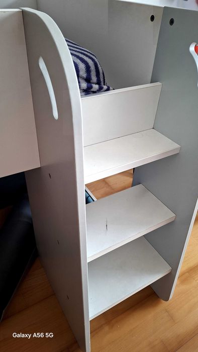 Cama de solteiro sem colchão e mesa