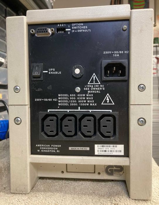 UPS APC SMART 900 sinus pancerny