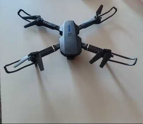 Новий Квадрокоптер E88 Pro з 4K камерою | Міні-дрон FPV в кейсі для зберігання