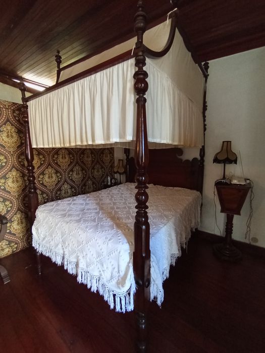 Cama dossel + degraus + peniqueira tudo em Pau Santo Séc XIX