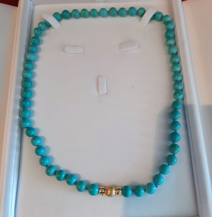 Colar de turquesas naturais com fecho em ouro.
