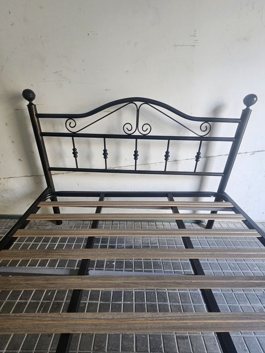 Cama de casal em ferro