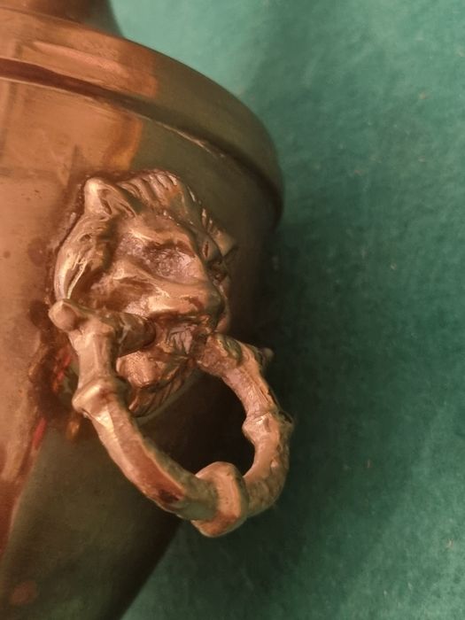 Lampa stołowa z mosiądzu stylizowana na amfore