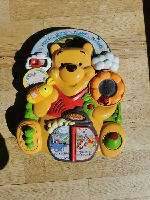 tablica  VTech z interaktywnymi elementami oraz motywem Kubusia.pchacz