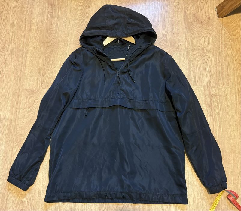 Czarna kurtka z kapturem