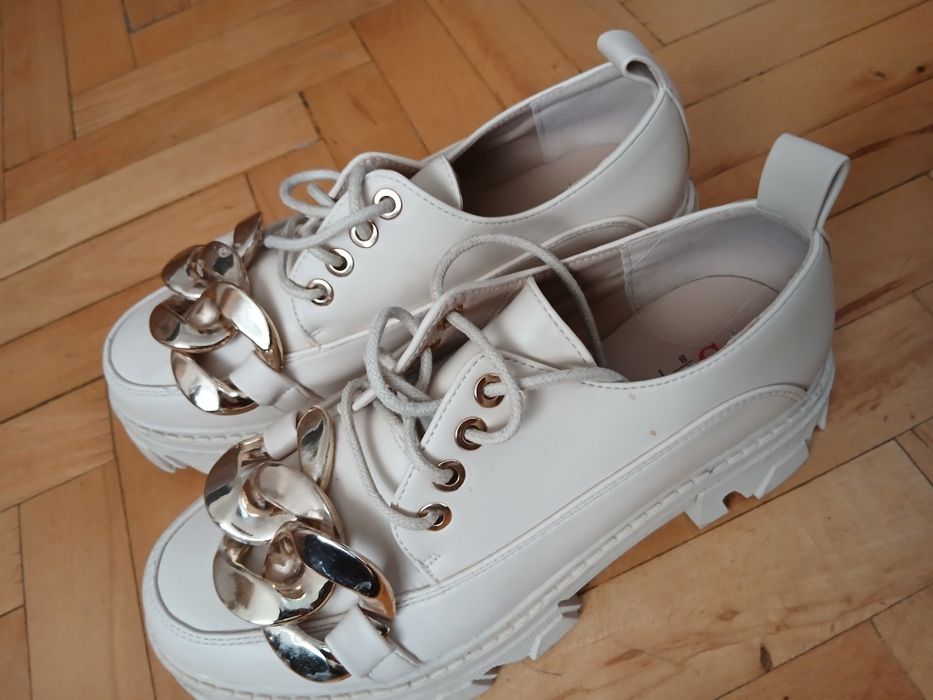 Bezowe półbuty  38 z dekoracją i wiazaniem