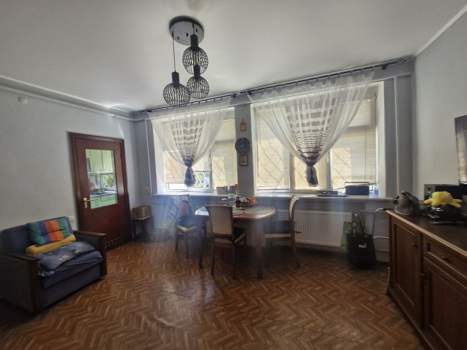 Крепкий жилой дом.