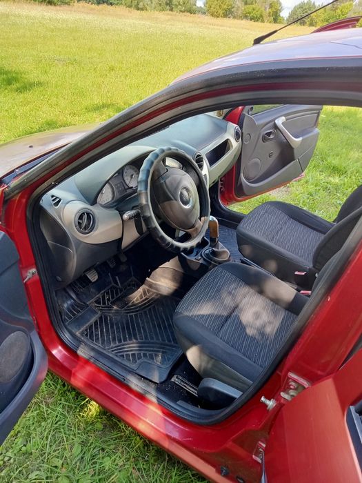 машина Dacia logan