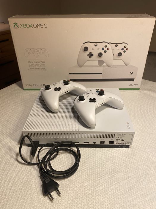 Consola XBOX ONE S + 2 comandos