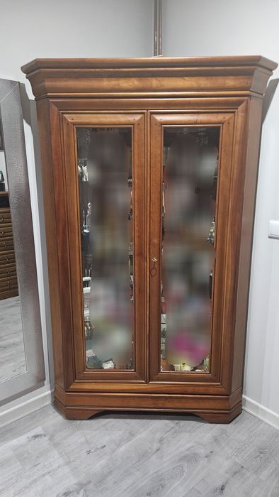 Vitrine de canto em cerejeira