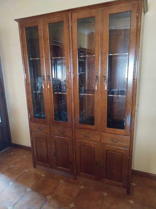 Cristaleira com gavetas