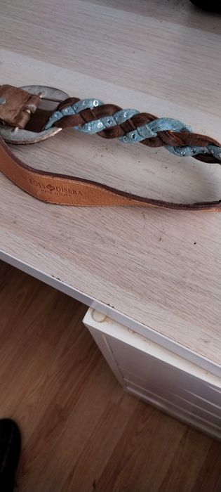 Cinto em couro e ganga com cristais