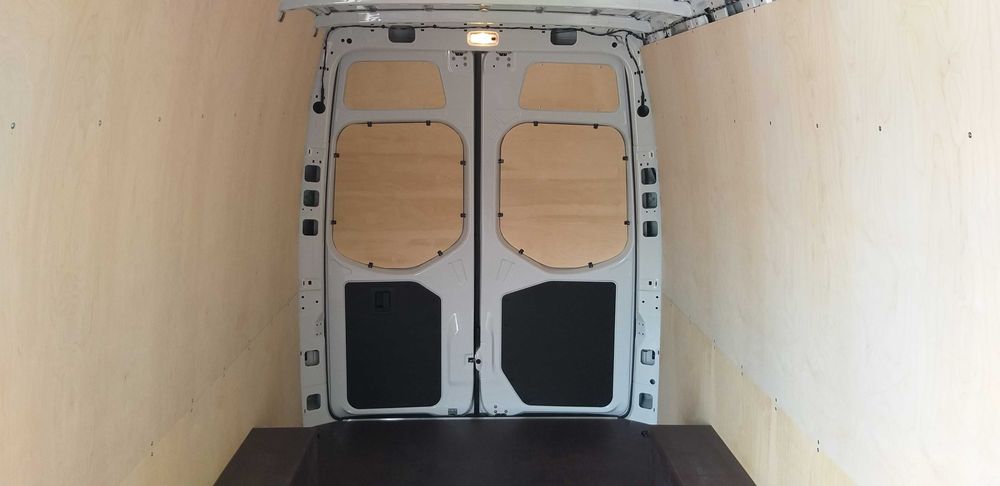 Zabudowa busa Mercedes Sprinter L3H2, zabudowa paki sklejka