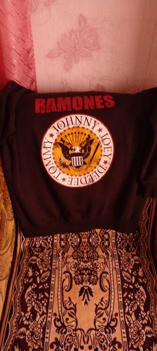 Світшот светр рокгурту RAMONES фірми H& M теплий