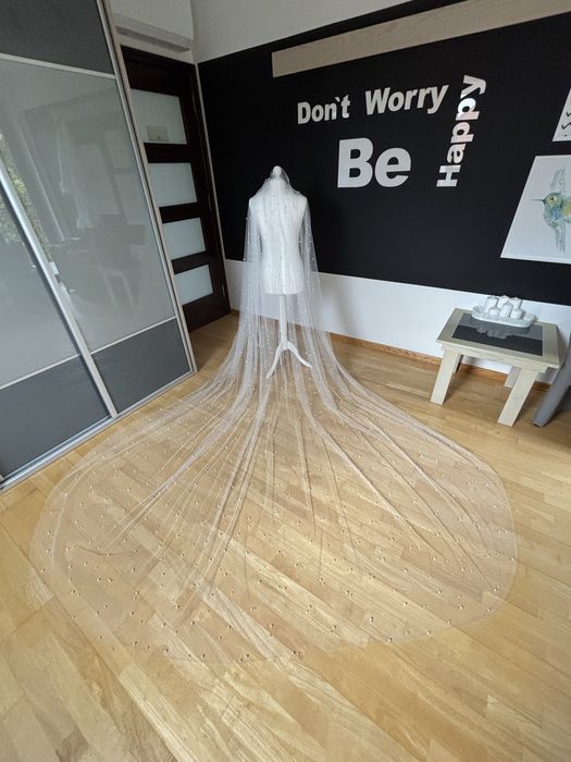 Nowy welon katedralny z perlami