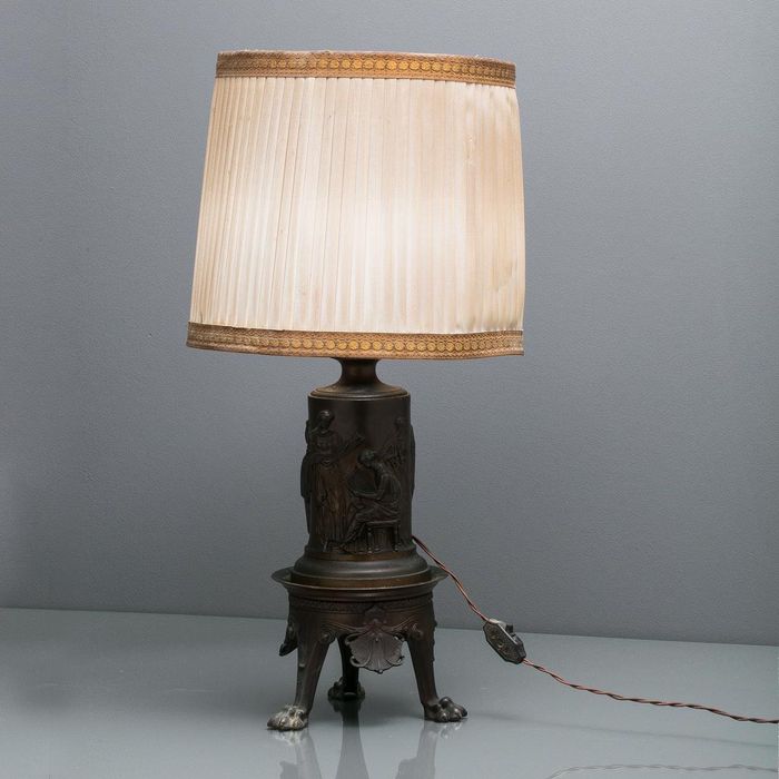 Candeeiro antigo de Mesa a petróleo