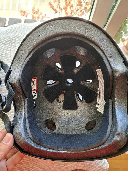Capacete e protecçao de joelhos, cotovelos e maos
