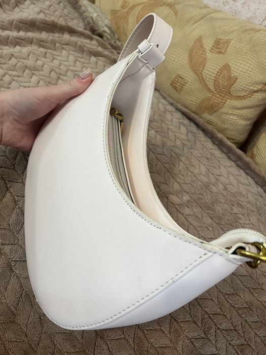 Сумка багет бежевая с золотой цепочкой