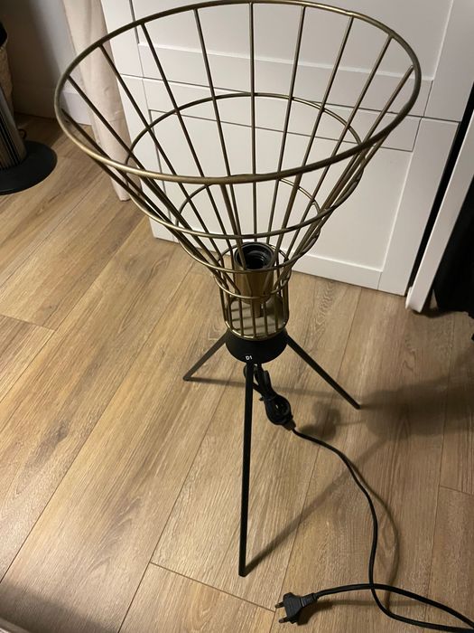 Candeeiro metálico moderno com pé