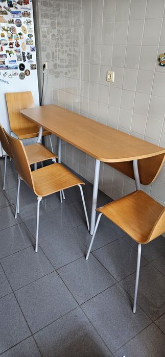 Mesa madeira com cadeiras incluídas