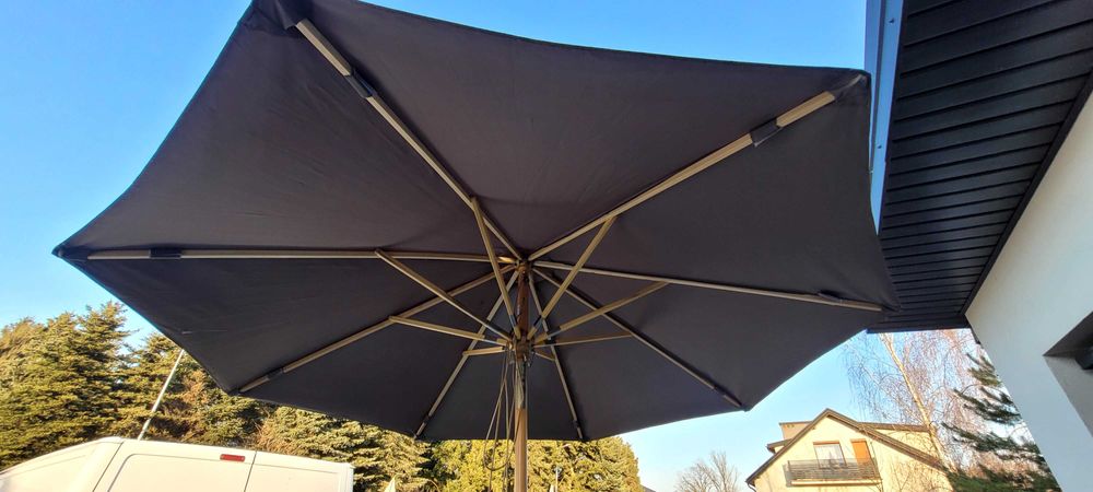 Parasol ogrodowy z podestem