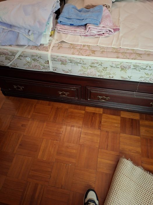 Quarto completo em madeira maciça - Bom estado geral